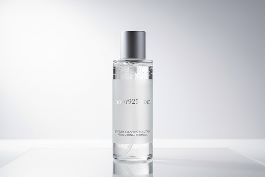 un frasco de limpiar joyas con el logo de mi web